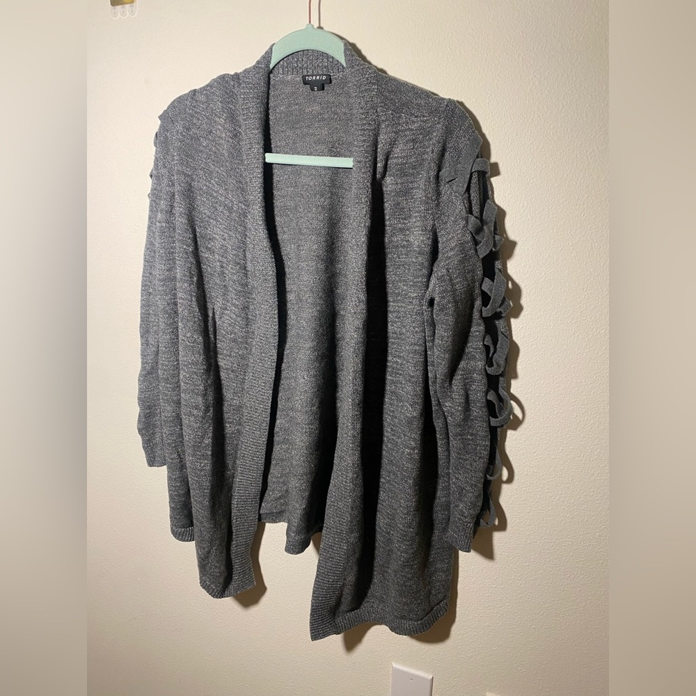 Cute used gray cardigan in a size 2X. Beautiful arm detail and long in length